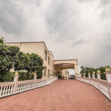 Hotel Celebration Gardens New Delhi Eksteriør billede