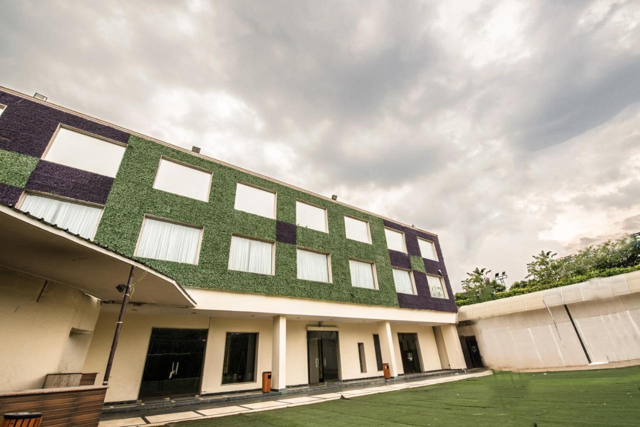 Hotel Celebration Gardens New Delhi Eksteriør billede
